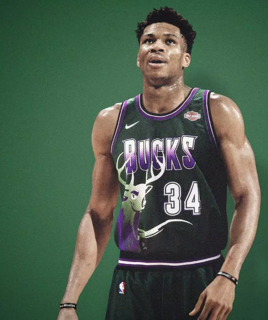 Giannis Antetokounmpo, Milwaukee Bucks - Retro - Cliquez sur l'image pour la fermer